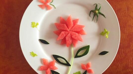 超简单的水果拼盘做法步骤 吸人眼球的西瓜小花图片